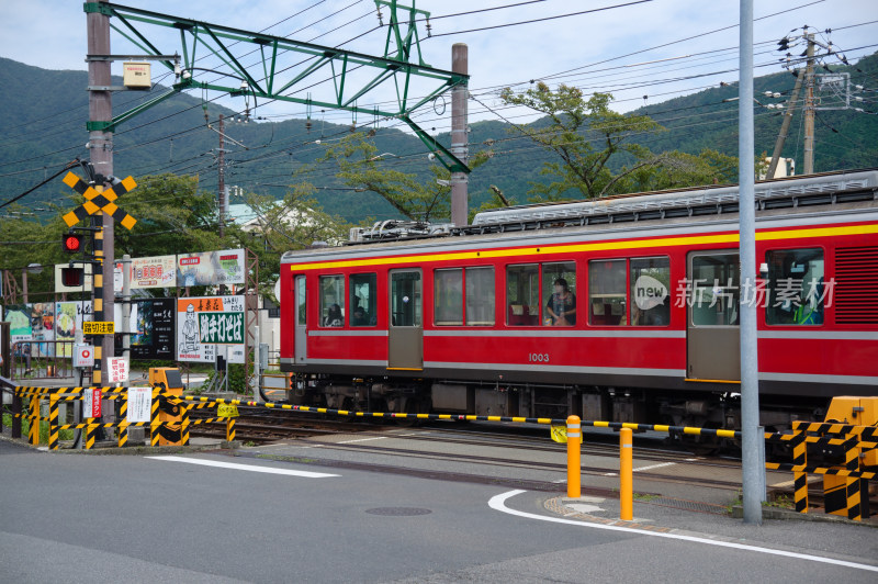 日本箱根景区经过道口的红色火车