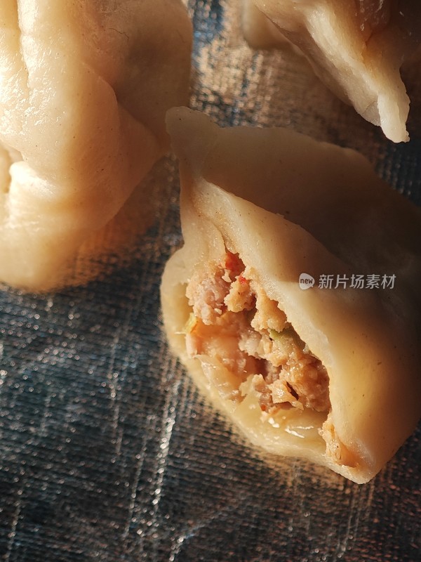 馅料饱满的饺子特写展示