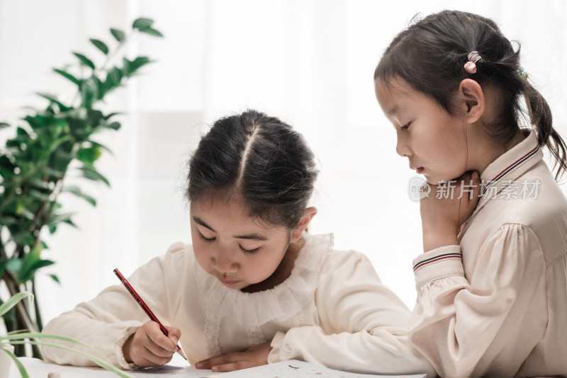 两名在学习写作业亚裔女孩