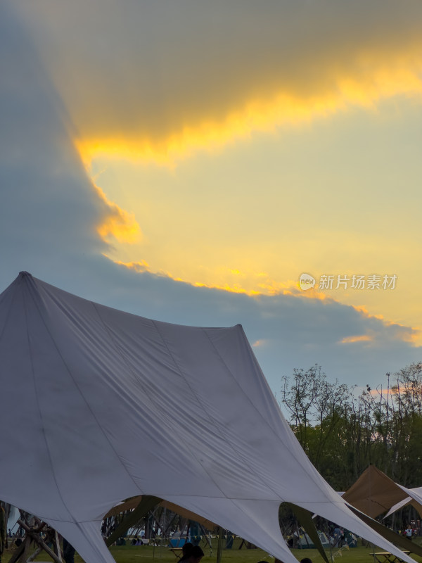 日落时草地里的帐篷风景
