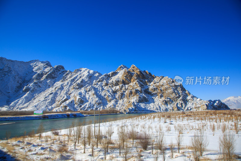 中国西藏冬季拉萨河雪景及拉萨河大桥