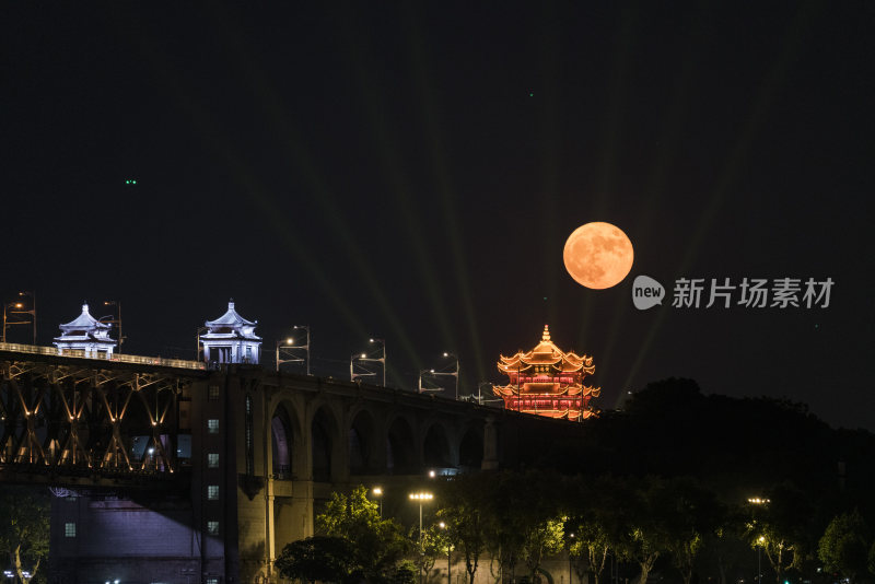 夜色中的特色古楼阁黄鹤楼与桥梁景观