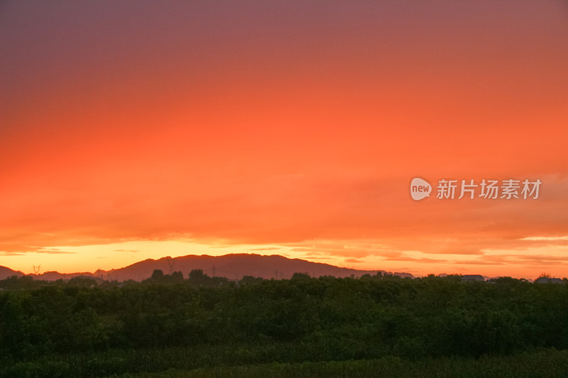 日落余晖下的山峦