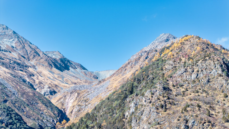 四川阿坝理小路的山区秋日风景