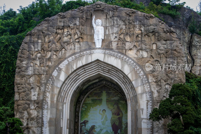 南京牛首山文化旅游区山崖石窟中的佛像壁画