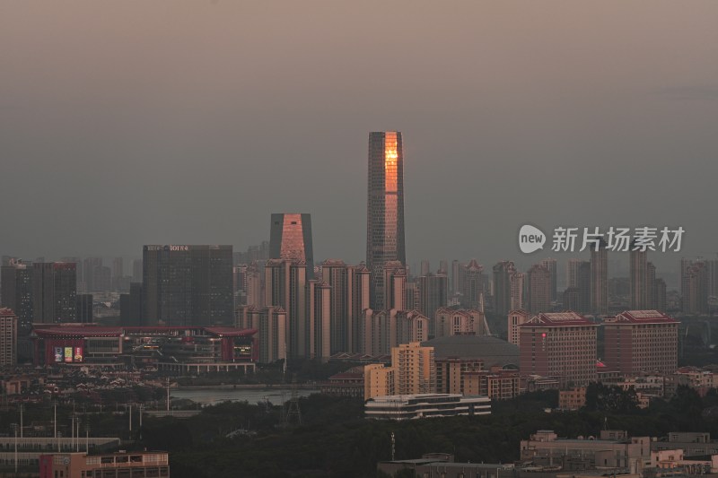 城市建筑群中的高耸摩天大楼全景