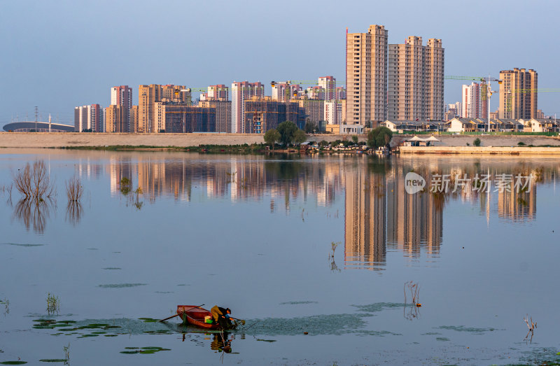 中国邹城孟子湖湖泊湿地渔船自然景观