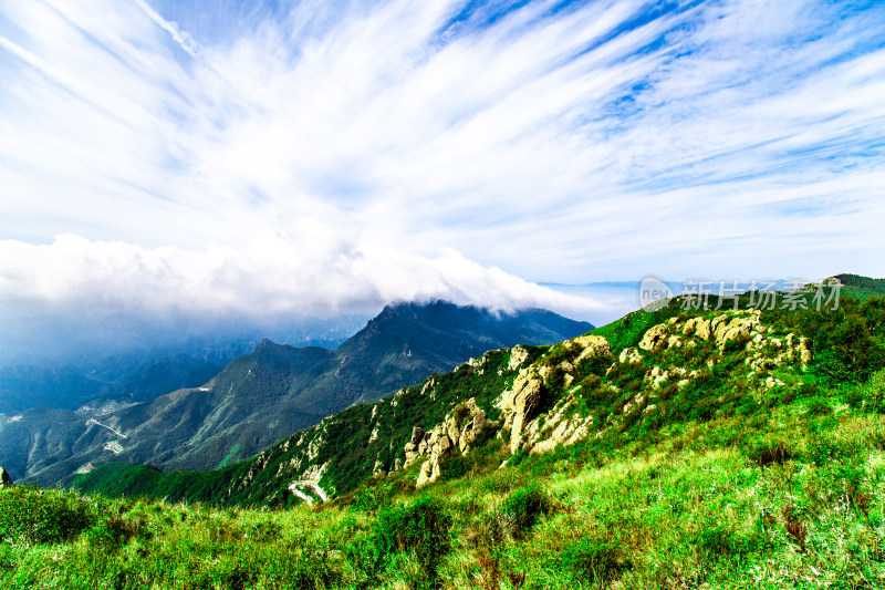 北京市白草畔旅游风景区山顶的云海风光