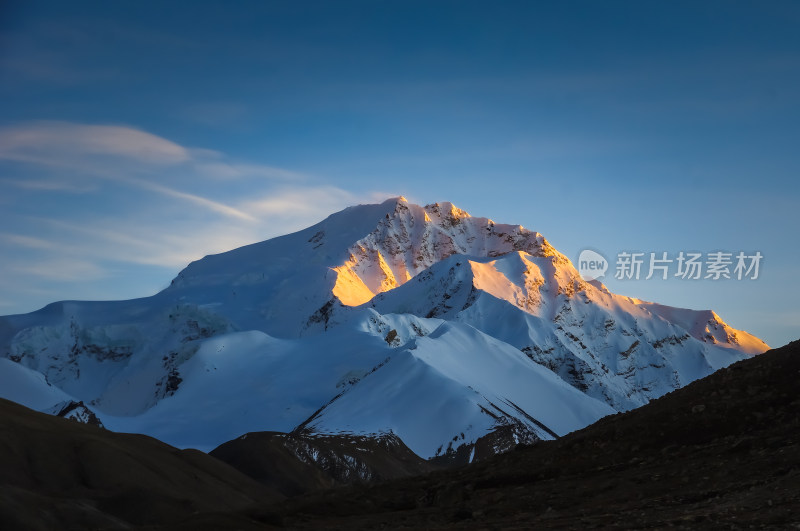 雪山日照金山