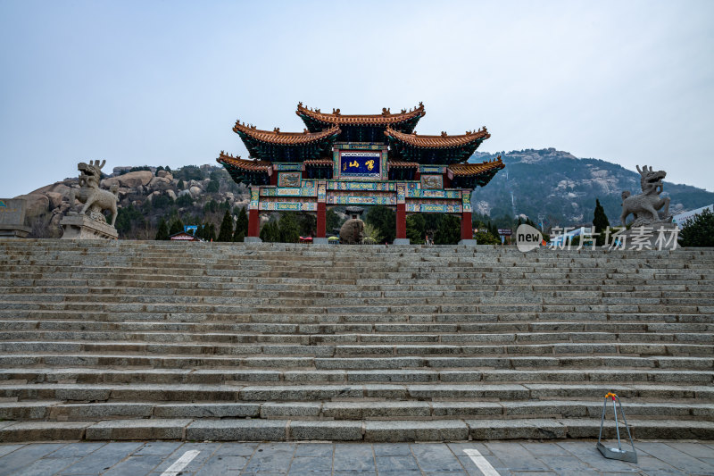 早春的山东济宁邹城峄山风景区景点景观