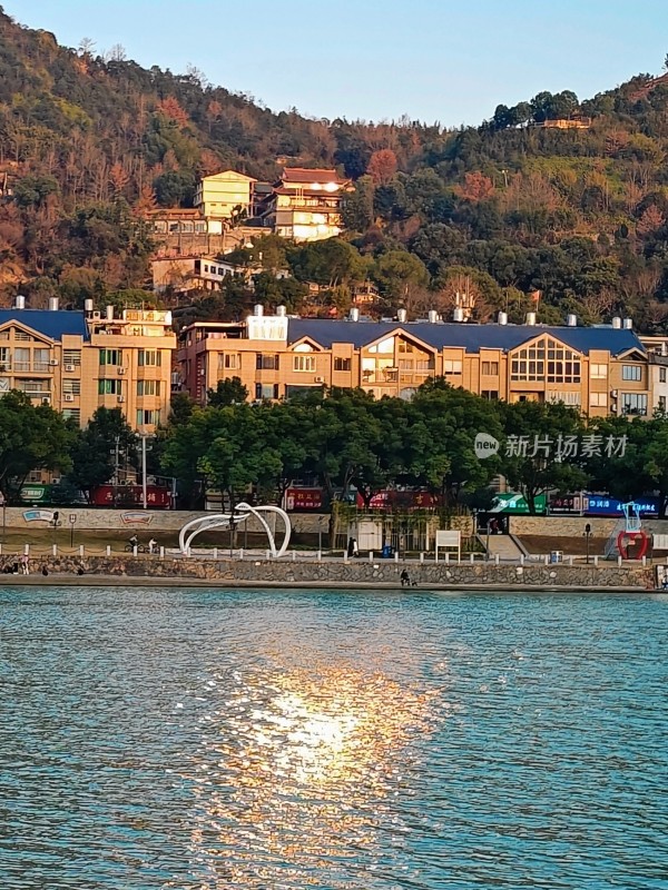 湖畔建筑群与远山风景