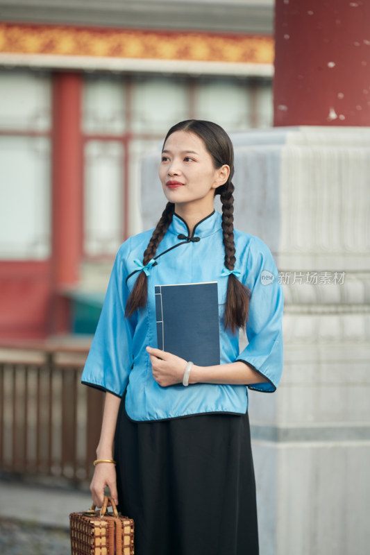 在古城身穿民国学生服饰的女大学生