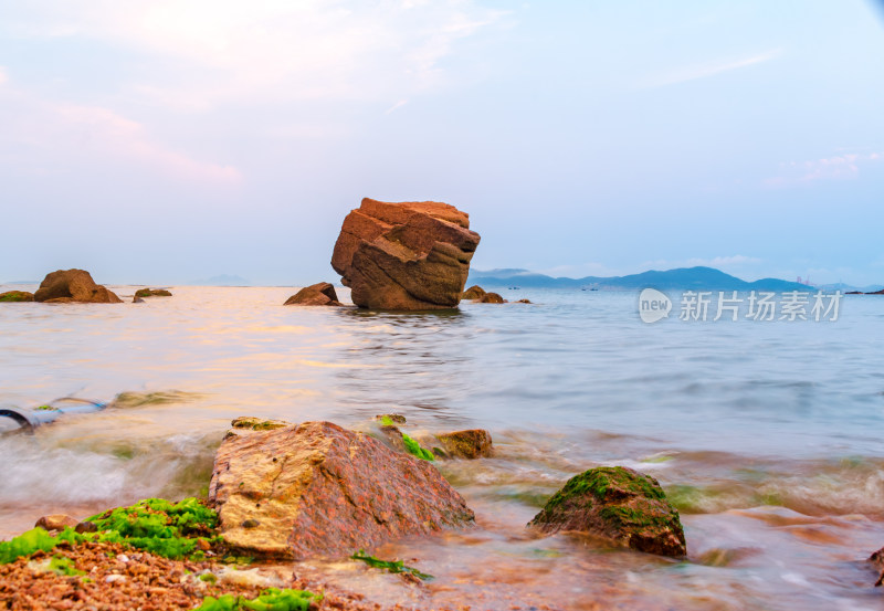 山东青岛太平角公园，夕阳中海上的巨石