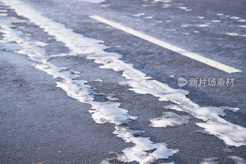 公路上马上融化的雪