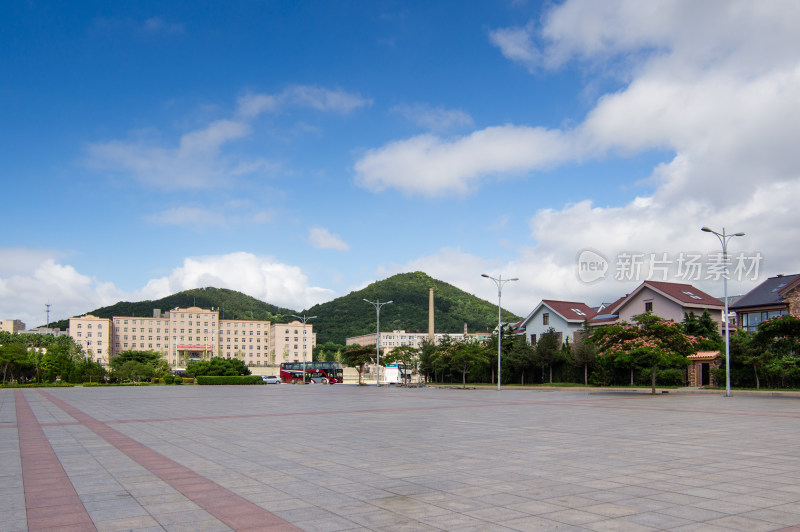 大连黑石礁广场旁的大连海洋大学教学楼