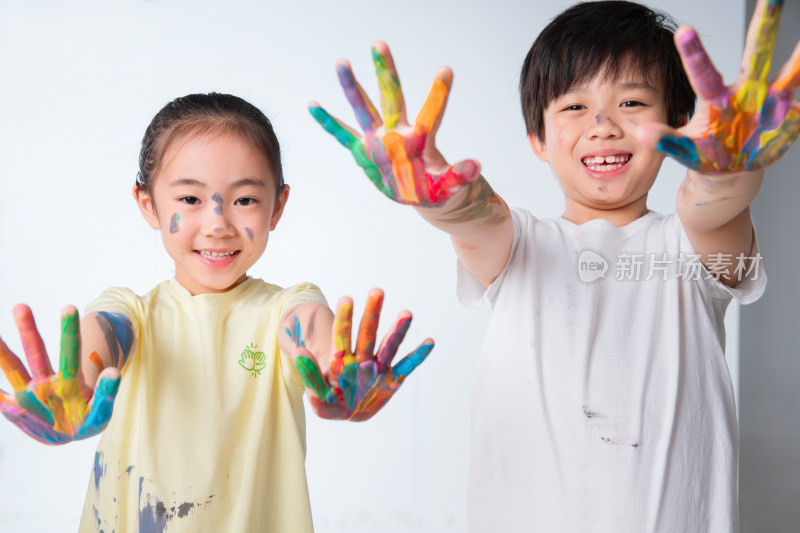 手上涂满颜料的小学生