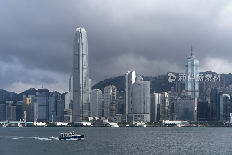 顺光下的香港维多利亚港城市风光
