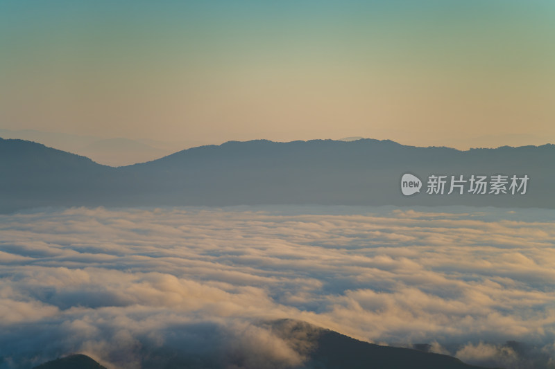 山之间的云海