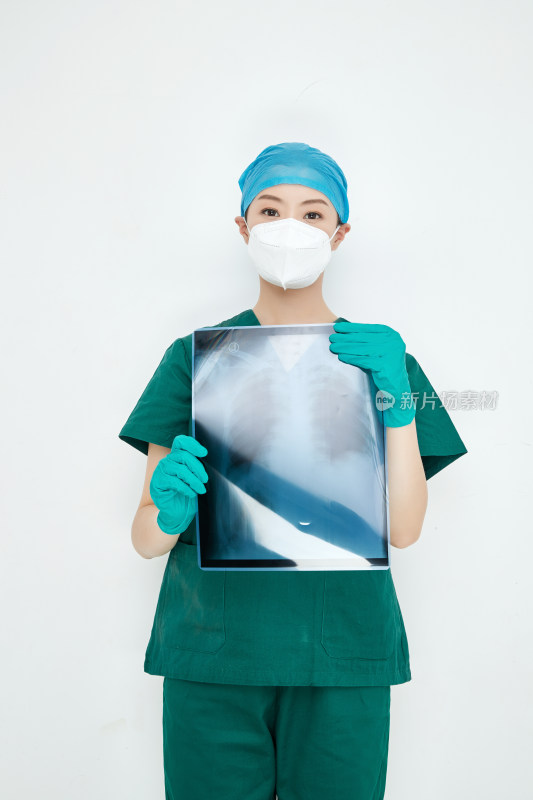 认真查看X光片的外科手术医生