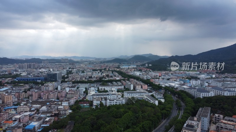 广东东莞：天空中透出光柱照耀大地