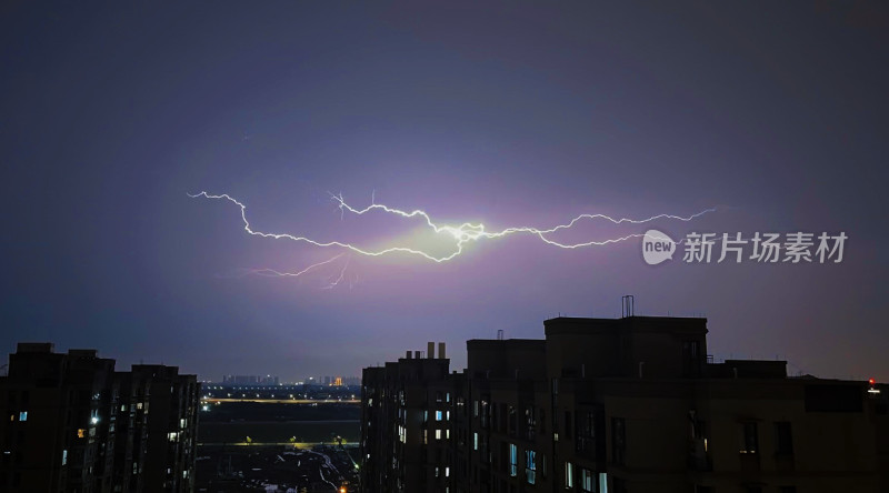 雷雨天捕捉的闪电特写