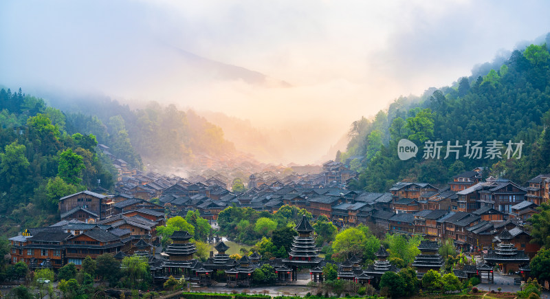 春季晨雾中的肇兴侗寨