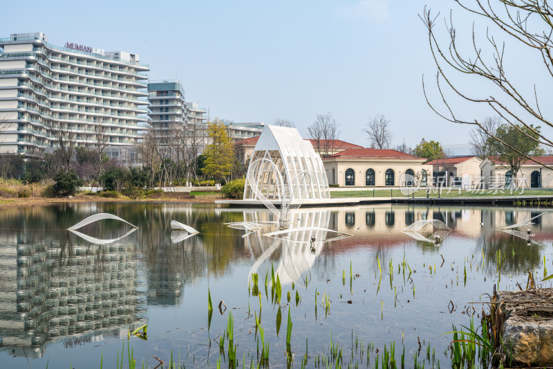 城市公园湖畔风景