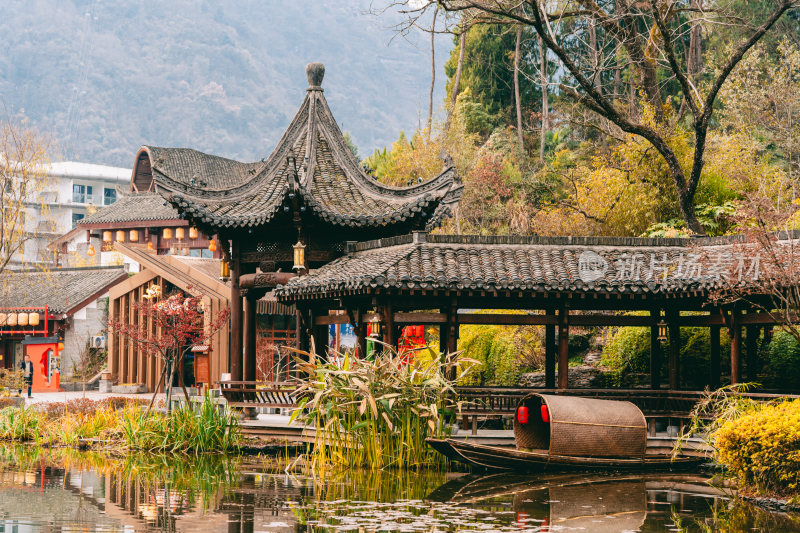 黄山市齐云山旅游景区中式建筑旁的山间景致