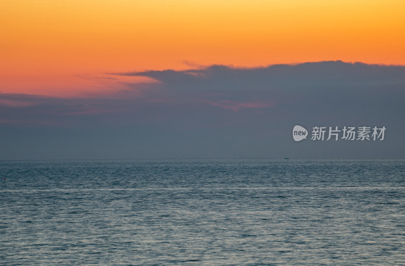 山东烟台东山栈桥海上日出前的朝霞景观