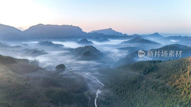 重庆酉阳：霜降后的山坡“红似火”