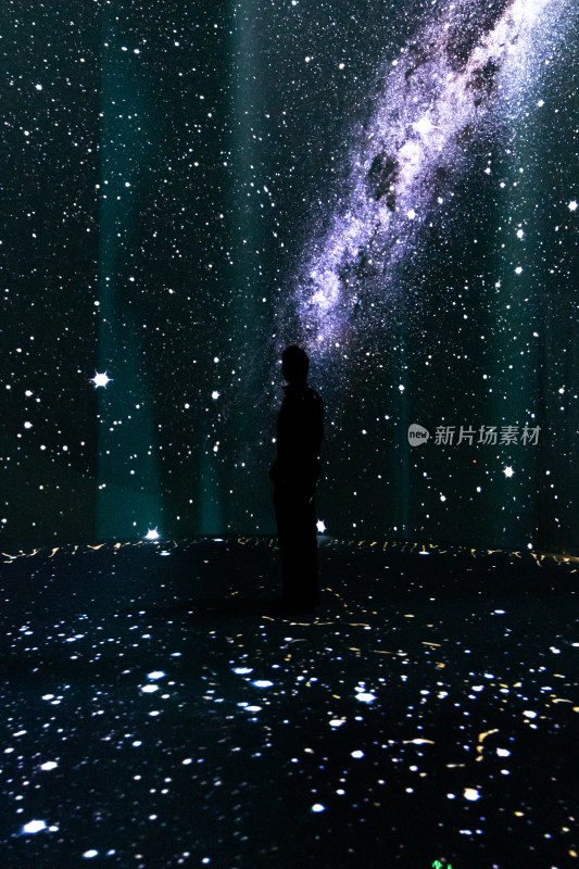 人于星空投影场景中伫立