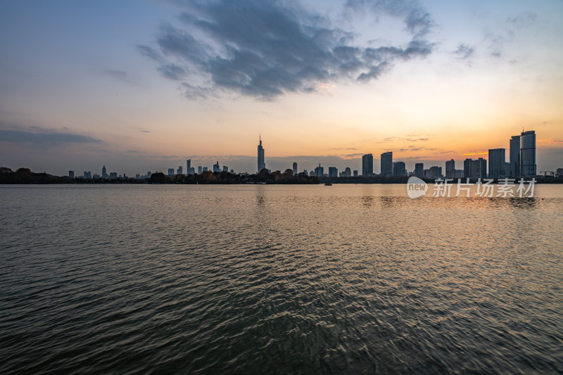 黄昏夕阳南京玄武湖城市建筑景观