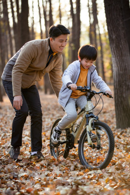 户外父亲教儿子骑自行车