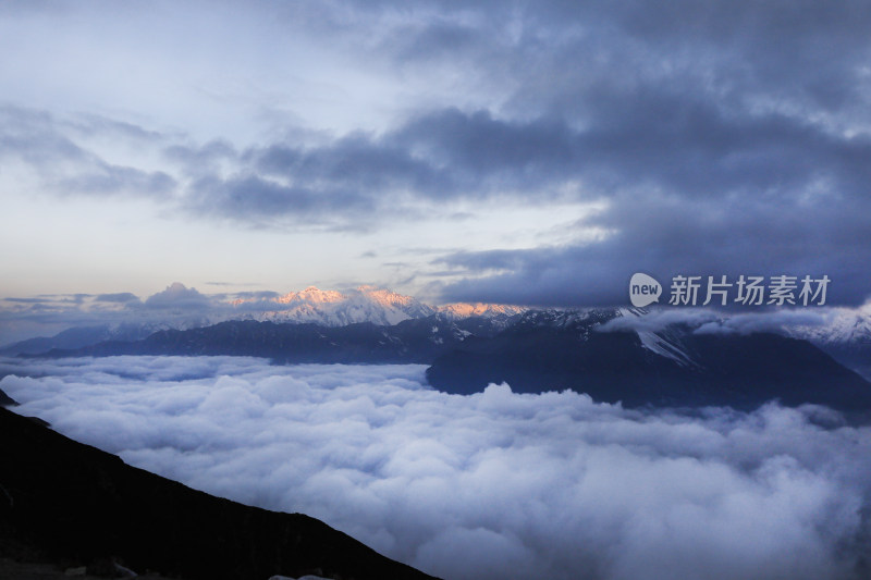 云海之上的壮丽雪山日出景观