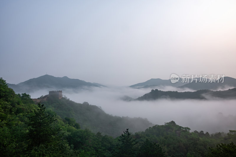 河北金山岭万里长城清晨山脉晨雾