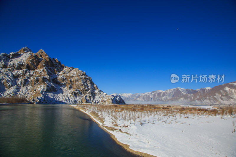 中国西藏冬季拉萨河雪景及拉萨河大桥