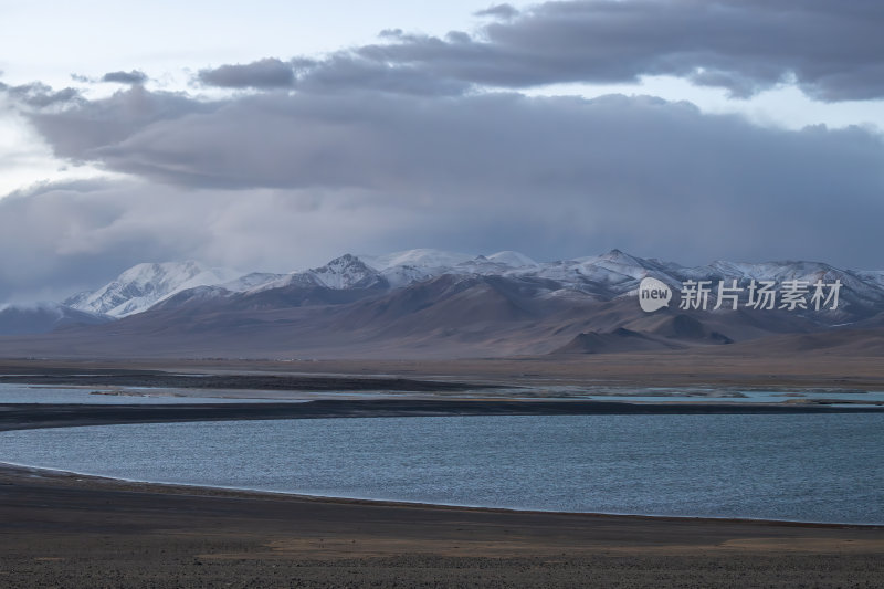 西藏那曲塔若措高原湖泊与流云藏地圣湖宁静