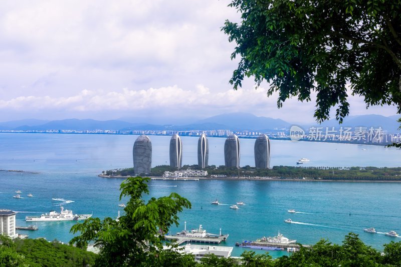 海南三亚鹿回头风景区俯瞰三亚湾、凤凰岛