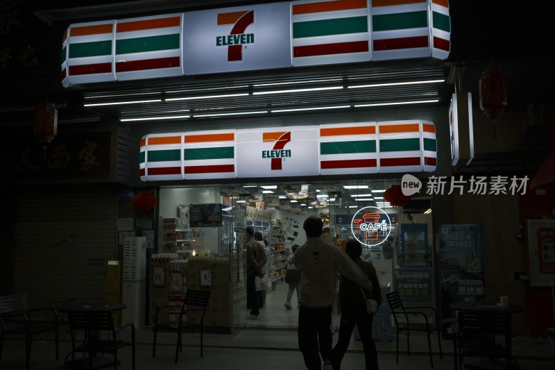 夜晚的711便利店招牌醒目灯光亮