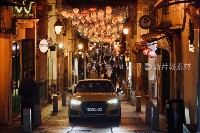 澳门夜晚街道挂灯笼及行驶的汽车