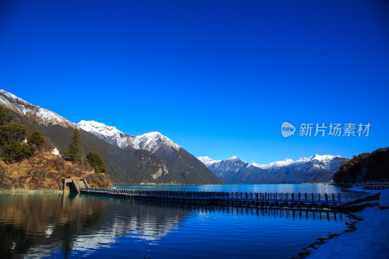 中国西藏林芝市巴松措景区雪山森林湖泊风光