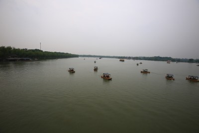 湖面上行驶的观光小船