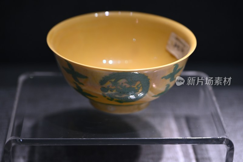黄底绿龙纹瓷碗特写