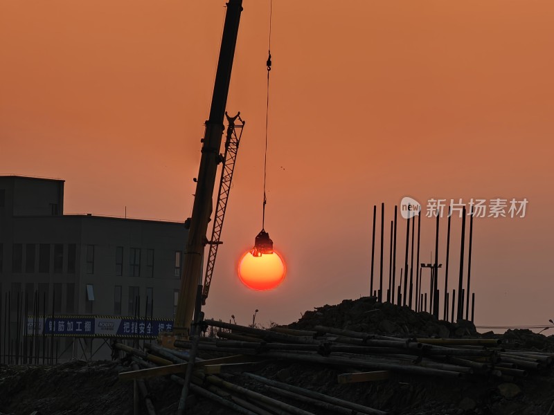 夕阳下建筑工地起重机景象