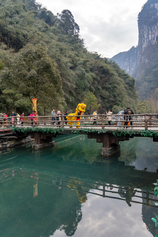 湖南湘西吉首市德夯苗寨春节新年舞狮航拍