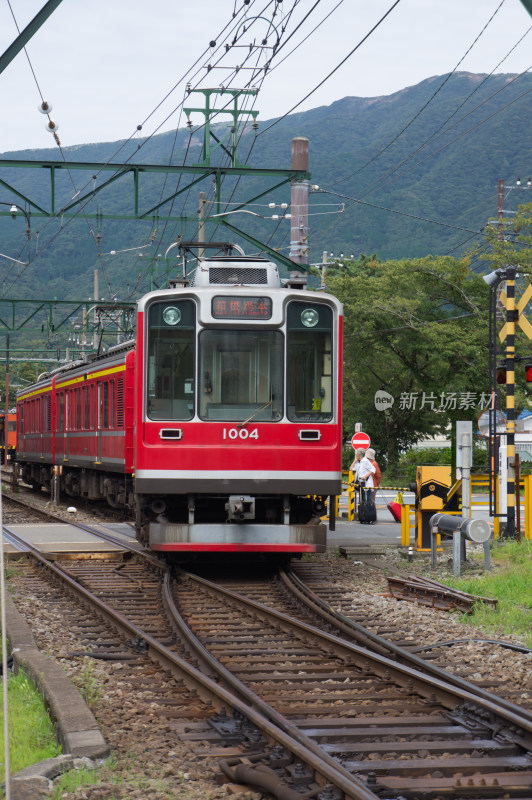 日本箱根景区迎面驶来的红色火车特写