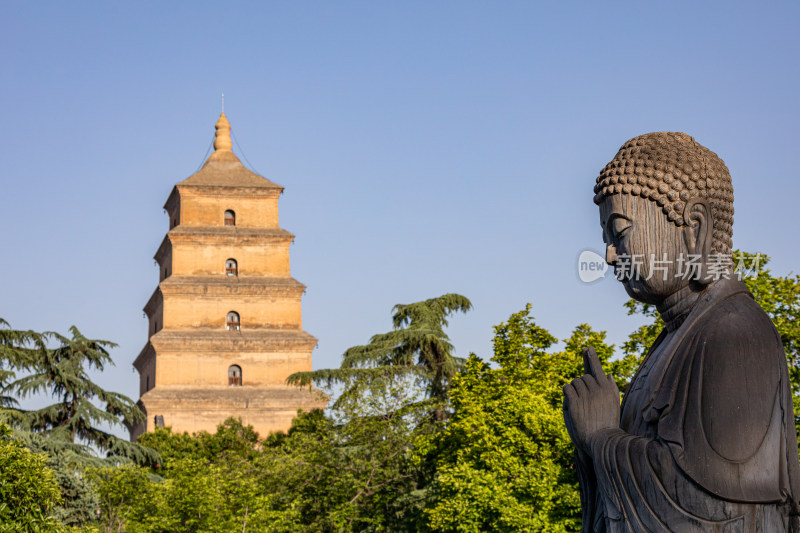 西安大雁塔大慈恩寺遗址公园释迦牟尼像景观