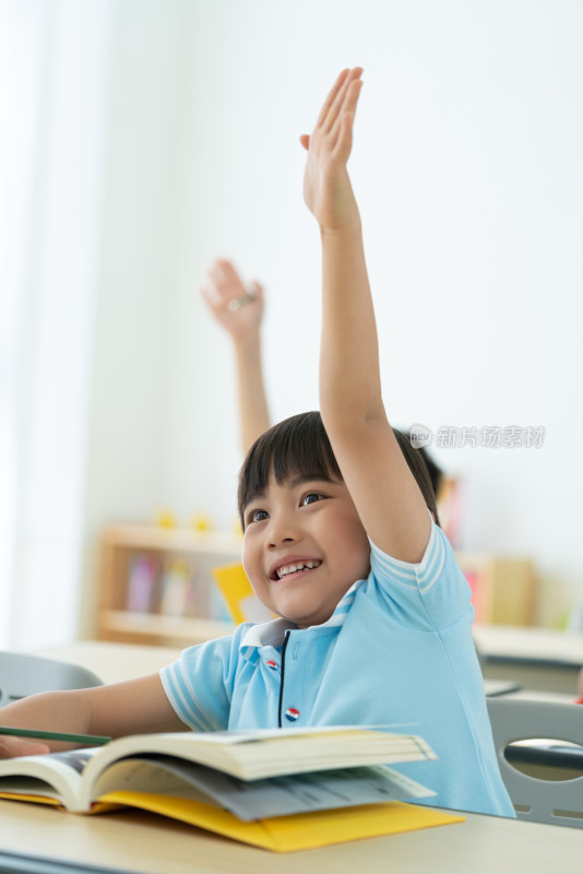 小学生在课堂举手