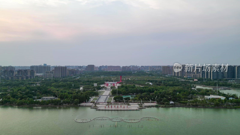 航拍河南商丘市日月湖景区