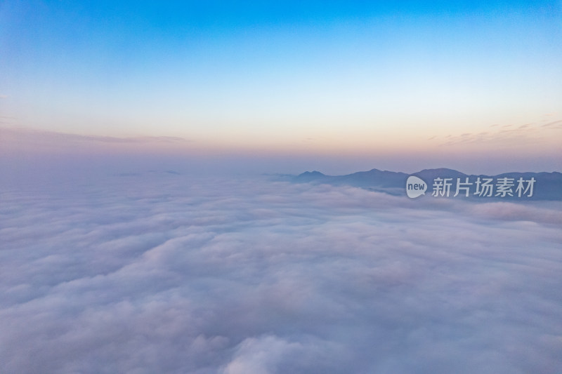 清晨迷雾山川乡村航拍图